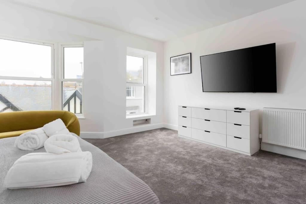 3 Bed, Sea Views, Penzance,newly Renovated Apartment *