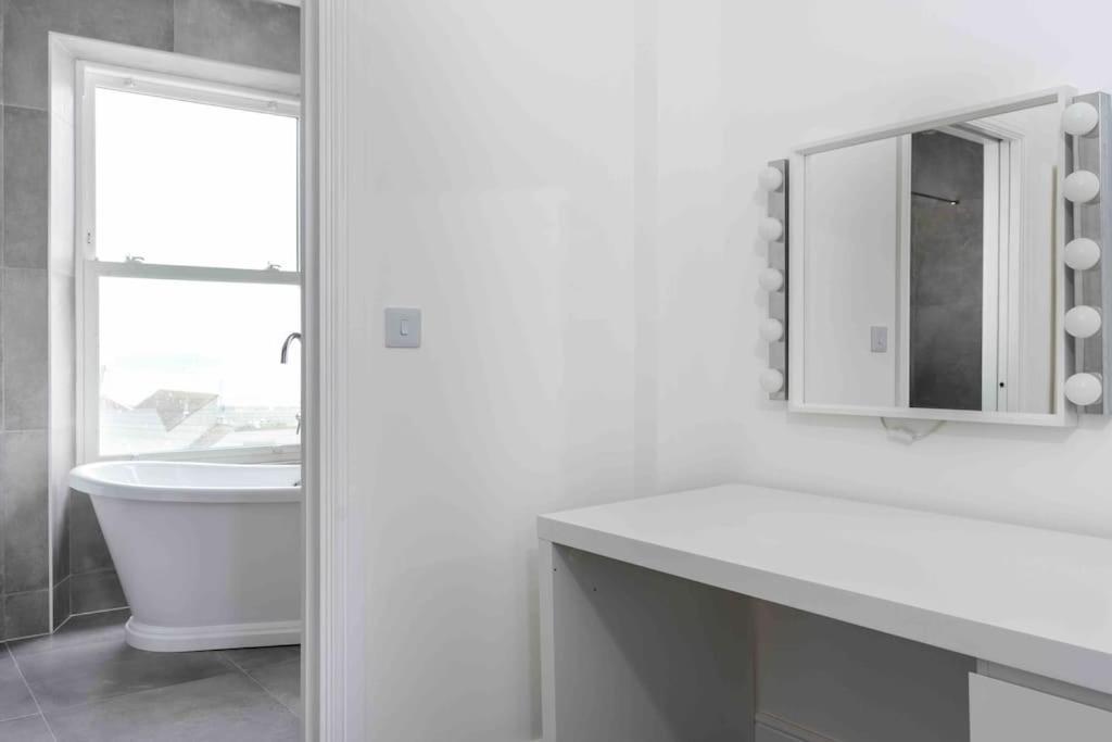 3 Bed, Sea Views, Penzance,newly Renovated Apartment Penzance