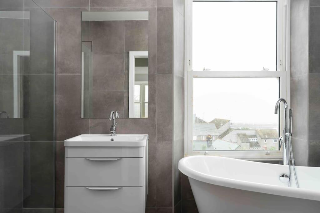 Apartment 3 Bed, Sea Views, Penzance,newly Renovated Penzance