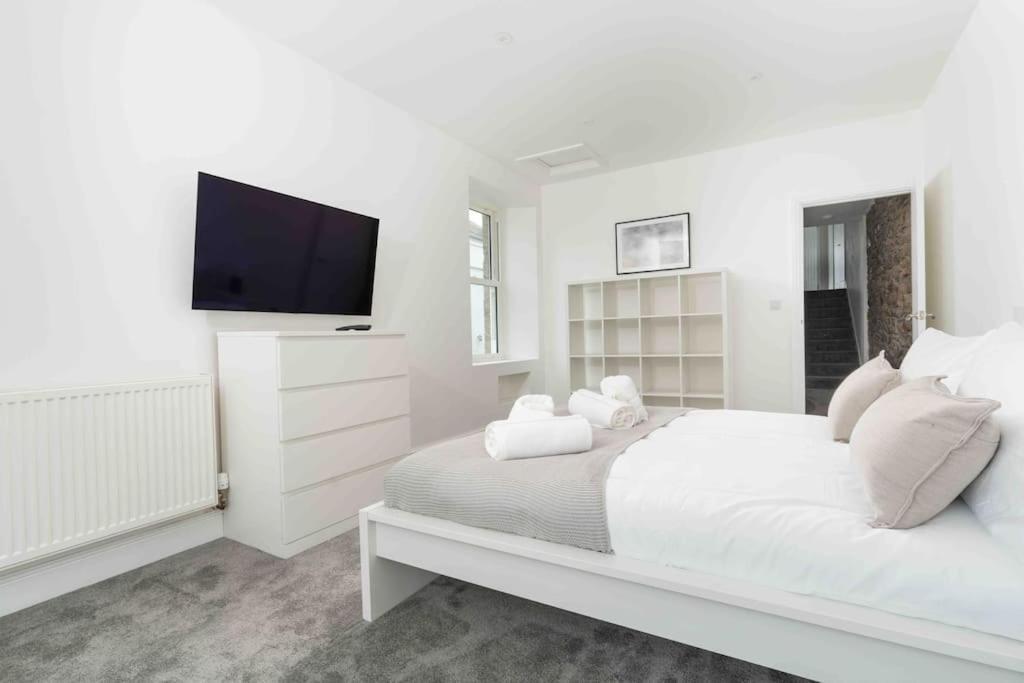 3 Bed, Sea Views, Penzance,newly Renovated Apartment *